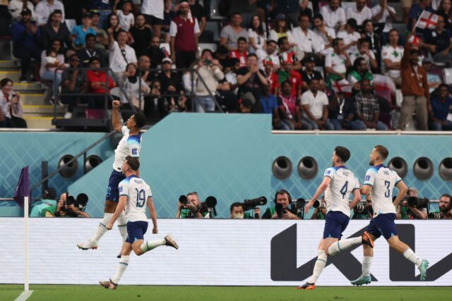 Luke Shaw, Declan Rice e Mason Mount of England conversam na linha lateral durante a partida do grupo B da Copa do Mundo da FIFA 2022 entre a Inglaterra e os EUA no Al Bayt Stadium em 25 de novembro de 2022