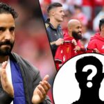 O gerente do Manchester United, Ruben Amorim, aplaude os fãs após a partida da Premier League entre o Manchester United e Burnley em Old Trafford em 2025 Manchester, Inglaterra.