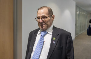 Democrata Stalwart sai do Congresso – e diz que é hora de passar a tocha A deputada Carolyn Maloney, DN.Y., à esquerda, e o deputado Jerry Nadler, DN.Y., participam de uma cerimônia em que a governadora de Nova York, Kathy Hochul, assinou um pacote legislativo para proteger os direitos de aborto em Nova York, segunda -feira, 13 de junho de 2022. (AP Photo/Mary Altaffer)