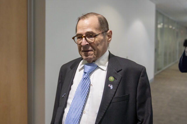 A deputada Carolyn Maloney, DN.Y., à esquerda, e o deputado Jerry Nadler, DN.Y., participam de uma cerimônia em que a governadora de Nova York, Kathy Hochul, assinou um pacote legislativo para proteger os direitos de aborto em Nova York, segunda -feira, 13 de junho de 2022. (AP Photo/Mary Altaffer)