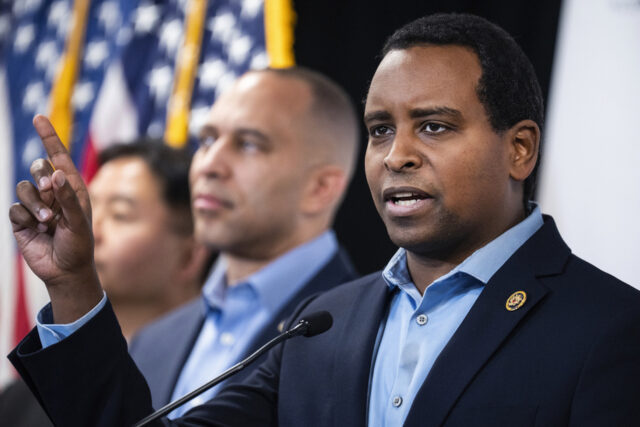 Democrata zomba da fixação de Biden do GOP com queda hilária

