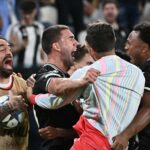 Dusan Vlahovic comemora a pontuação para a Juventus