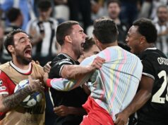 Demonstrador ‘Fornecido às classificações de Guy Utd’ duas vezes depois de sair do banco no thriller da Organização dos Campeões de Oito Grãos Dusan Vlahovic comemora a pontuação para a Juventus