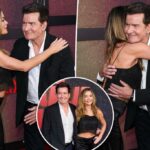 Denise Richards, ex-marido Charlie Sheen abraçando-o na primeira aparição conjunta do tapete vermelho em 20 anos