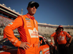 Denny Hamlin Group Charge adiou: JGR Os membros da equipe atacaram com suspensão de duas raças Denny Hamlin Group Charge adiou: JGR Os membros da equipe atacaram com suspensão de duas raças