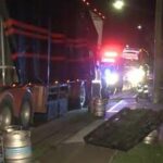 Derramamentos semi-reboques carregados de cerveja em Sydney Road