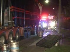 Derramamentos semi-reboques carregados de cerveja em Sydney Road Derramamentos semi-reboques carregados de cerveja em Sydney Road