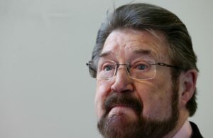 Derryn Hinch na vida, morte e por que ele odeia o apelido de ‘manchete humano’ Derryn Hinch na vida, morte e por que ele odeia o apelido de 'manchete humano'