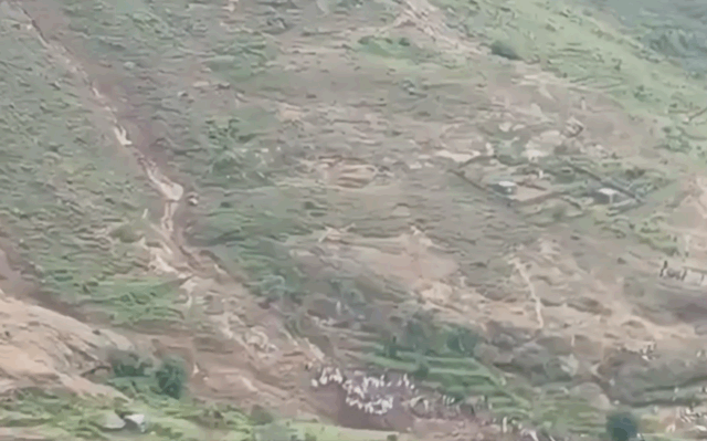 Deslizamento de terra esconde toda a cidade, 1000 estava com medo de morrer 

