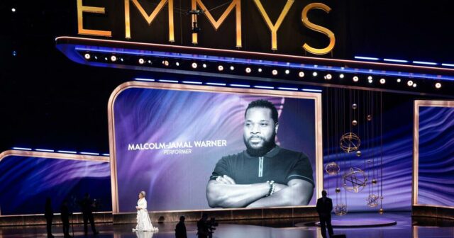 Detector de Malcolm-Jamal reconhecido pela mãe da televisão Phylicia Rashad em todo o Emmys 'em Memoriam' 

