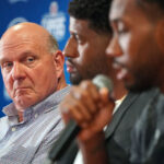 LOS ANGELES, CA - 24 de julho: O proprietário do Clippers, Steve Ballmer, à esquerda, olha para seus novos jogadores Paul George e Kawhi Leonard, à direita, durante uma conferência de imprensa no Green Meadows Recreation Center, em Los Angeles, na quarta -feira, 24 de julho de 2019. George e Leonard foram introduzidos na mídia e fãs como os mais novos membros dos Clippers. (Foto de Scott Varley/Medianews Group/Daily Breeze via Getty Images)