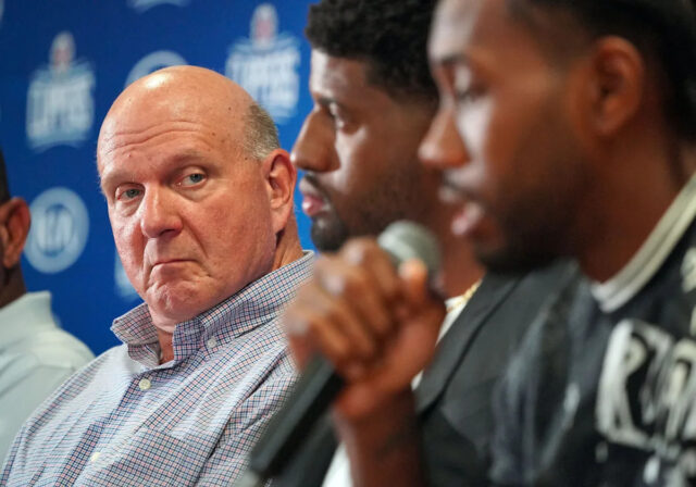 LOS ANGELES, CA - 24 de julho: O proprietário do Clippers, Steve Ballmer, à esquerda, olha para seus novos jogadores Paul George e Kawhi Leonard, à direita, durante uma conferência de imprensa no Green Meadows Recreation Center, em Los Angeles, na quarta -feira, 24 de julho de 2019. George e Leonard foram introduzidos na mídia e fãs como os mais novos membros dos Clippers. (Foto de Scott Varley/Medianews Group/Daily Breeze via Getty Images)