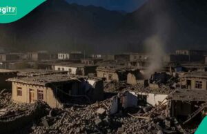 Dezenas de pessoas morrem quando um terremoto forte atinge o Afeganistão, veja vídeo e fotos Dezenas de pessoas morrem quando um terremoto forte atinge o Afeganistão, veja vídeo e fotos