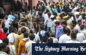 Dezenas mortas em Stampede em comício político no sul da Índia Os estampados não são incomuns na Índia, principalmente durante festivais religiosos e outras grandes reuniões, devido a multidões maciças e medidas de segurança inadequadas.