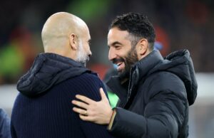 Documento do pescoço e pescoço de Ruben Amorim vs Pep Guardiola Busts Bols O gerente da cidade de Manchester, Pep Guardiola, e o treinador do Manchester United, Ruben Amorim, antes da partida da Premier League entre o Manchester City e o Manchester United no Etihad Stadium em 2024 em Manchester.