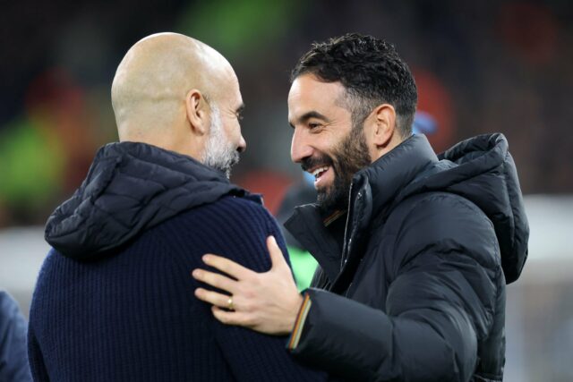O gerente da cidade de Manchester, Pep Guardiola, e o treinador do Manchester United, Ruben Amorim, antes da partida da Premier League entre o Manchester City e o Manchester United no Etihad Stadium em 2024 em Manchester.