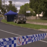 Um homem indígena esfaqueado até a morte em um ataque de facão direcionado na região de Victoria em Gippsland está sendo lembrado como um amigo amoroso, pois a polícia tenta encontrar seu assassino.