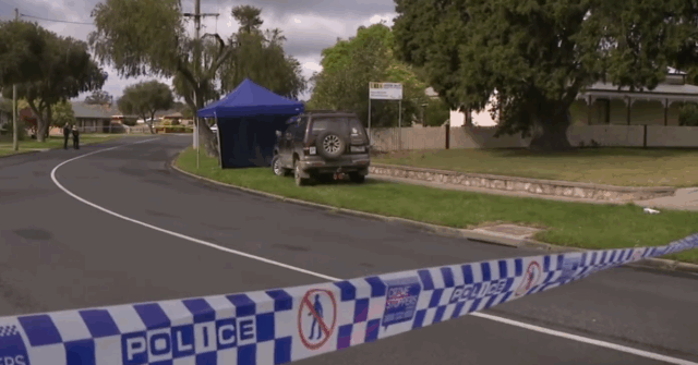 Um homem indígena esfaqueado até a morte em um ataque de facão direcionado na região de Victoria em Gippsland está sendo lembrado como um amigo amoroso, pois a polícia tenta encontrar seu assassino.