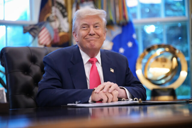Donald Trump expõe nova obra de arte de residência branca inspirada em Joe Biden 

