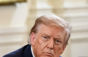 Donald Trump reprova Tim Kaine por atacar a crença americana de que os direitos são dados por Deus Donald Trump reprova Tim Kaine por atacar a crença americana de que os direitos são dados por Deus