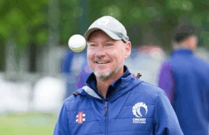 Doug Watson faz a mão como instrutora principal do Grupo de Críquete da Escócia Doug Watson faz a mão como instrutora principal do Grupo de Críquete da Escócia