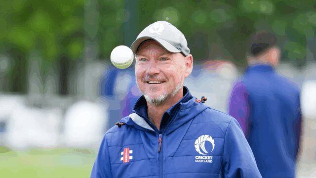 Doug Watson faz a mão como instrutora principal do Grupo de Críquete da Escócia 

