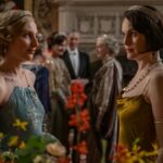 Laura Carmichael estrela como Lady Edith, Harry Hadden-Paton como Bertie Hexham, Elizabeth McGovern como Cora Grantham, Hugh Bonneville estrela como Robert Grantham e Michelle Dockery como Lady Mary em