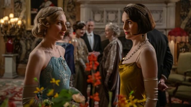 Laura Carmichael estrela como Lady Edith, Harry Hadden-Paton como Bertie Hexham, Elizabeth McGovern como Cora Grantham, Hugh Bonneville estrela como Robert Grantham e Michelle Dockery como Lady Mary em 
