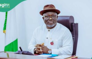 Drama como governador nigeriano revisa o código de vestimenta para trabalhadores, barbas espessa de proibições, unhas artificiais ‘ Drama como governador nigeriano revisa o código de vestimenta para trabalhadores, barbas espessa de proibições, unhas artificiais '