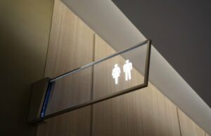 É bom permanecer em assentos públicos de banheiro? banheiro público