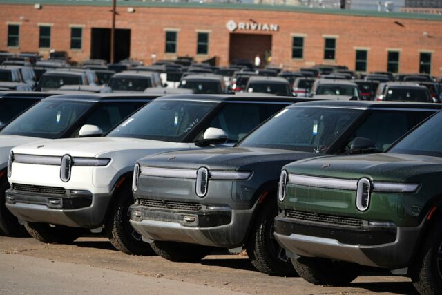 É 'fazer ou passar' para o fabricante de carros elétricos Rivian, quando começa em uma fábrica de US $ 5 bilhões 


