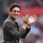 Ruben Amorim, gerente do Manchester United, reconhece os fãs após a derrota de suas equipes durante a partida da Premier League entre Brentford e Manchester United no Brentford Community Stadium em 27 de setembro de 2025