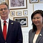 Umut Abakirova se senta com John Carney (Breitbart News)