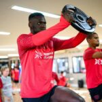 "'Educação sem ser fraude": o homem bate Victor Boniface sobre a resposta espirituosa à questão da fitness do jornalista