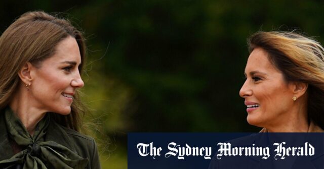 O chefe Scout Dwayne Fields (à esquerda) apresenta a princesa de Gales e a primeira -dama Melania Trump a alguns jovens escoteiros em Frogmore Gardens. 