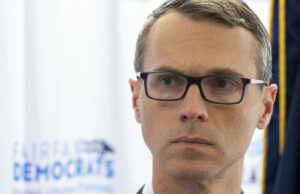 Eleição especial da Virgínia é um sinal de alerta para os republicanos O candidato governamental democrata Abigail Spanberger aborda uma multidão em uma manifestação em sua Alma Mater, Jr Tucker High School, em Henrico, Virgínia, segunda-feira, 16 de junho de 2025. (Mike Kropf /Richmond Times-Dispatch via AP)