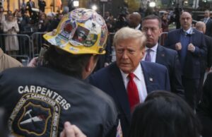 Eles votaram em Trump – agora estão colhendo seu mercado de trabalho de baixa qualidade Arquivo - Os profissionais de saúde da linha de frente realizam uma manifestação no Dia do Trabalho fora do Kaiser Permanente Los Angeles Medical Center em Hollywood em Los Angeles, 4 de setembro de 2023. (AP Photo/Damian Dovarganes, arquivo)