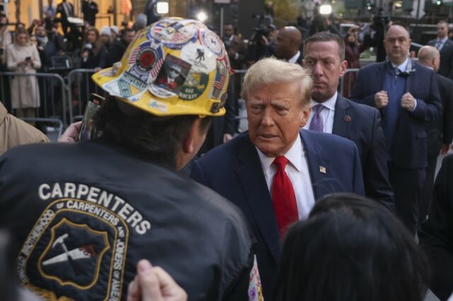 Arquivo - Os profissionais de saúde da linha de frente realizam uma manifestação no Dia do Trabalho fora do Kaiser Permanente Los Angeles Medical Center em Hollywood em Los Angeles, 4 de setembro de 2023. (AP Photo/Damian Dovarganes, arquivo)