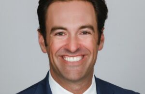 Elex Michaelson se inscreve com a CNN como suporte para um programa noturno baseado em Los Angeles Elex Michaelson se inscreve com a CNN como suporte para um programa noturno baseado em Los Angeles