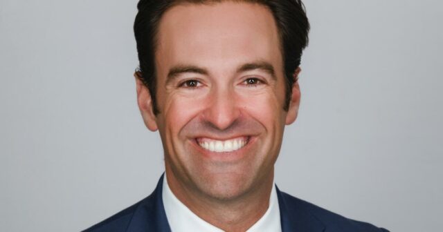 Elex Michaelson se inscreve com a CNN como suporte para um programa noturno baseado em Los Angeles 

