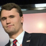 Charlie Kirk durante um evento de fala.