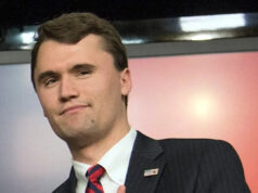 Elite Sniper descobre erro vital de Charlie Kirk Assassin Charlie Kirk durante um evento de fala.