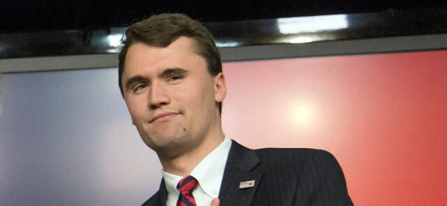 Charlie Kirk durante um evento de fala.