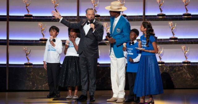 Emmy Honors Testemunhas de televisão: o anfitrião Nate Bargatze manteve o programa em execução e pagou o custo- por um excelente motivo 

