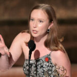 Emmys 2025: A estrela da HBO 'Hacks' Hannah Einbinder grita 'F ** K Ice, Palestina livre'