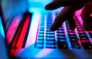 Enfrente o dinheiro- a negociação de direitos autorais de US $ 1,5 b do Antrópico atrai para os autores Man typing at his laptop computer at night