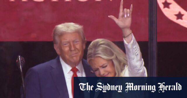 Envoltos, incluindo o presidente dos EUA, Donald Trump se reúne para Charlie Kirk Memorial

