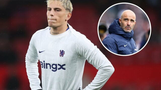 Alejandro Garnacho analisa antes da partida da Premier League entre o Manchester United e o Chelsea em Old Trafford em 2025 em Manchester, Inglaterra.