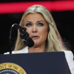 Erika Kirk hospeda o podcast Charlie Kirk, revela exatamente como ela vai manter a herança viva