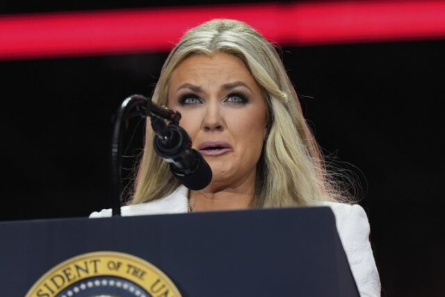 Erika Kirk hospeda o podcast Charlie Kirk, revela exatamente como ela vai manter a herança viva 

